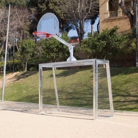 Porteria de futbol amb cistella de bàsquet